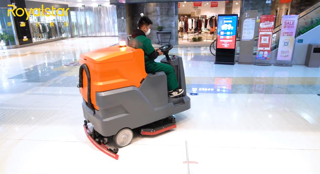 為什么選擇駕駛式洗地機(jī)或掃地機(jī)？卓越、經(jīng)濟(jì)高效的清潔